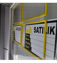 ETİKETLİK FİYATLIK - PORTATİF EMLAK VİTRİN ÇERÇEVE - 15 ADET SİLİKON BANT ASKILI
