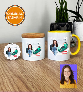 Kişiye Özel Karikatürlü Psikolog Hediye Seti Kupa Bardak, Kalemlik, Anahtarlık Kadın Psikologa Tıp Bayramı Hediyesi (Sarı)
