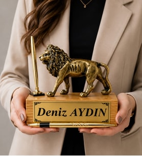 Kişiye Özel İsim Yazılı Kalemli Gold Aslan Heykeli Ahşap Kaideli Dekoratif Ofis Hediyesi