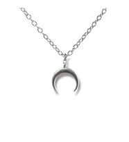 Ters Hilal Figürlü Unisex Kolye – Gotik Tarz Gümüş Renk Metal Takı