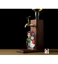 BK Gift Kişiye Özel Erkek Yılbaşı Karikatürlü Musluklu Ahşap Viski Standı-5, Viski Çeşmesi, Doğum Günü Hediyesi, İçecek Dispenseri