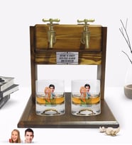 BK Gift Kişiye Özel Renkli Baskılı Sevgililer Karikatürlü İkili Viski Bardağı ve Çift Musluklu Doğal Ahşap Viski Standı-87 (Model 1)
