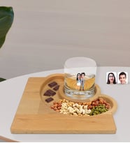 BK Gift Kişiye Özel Sevgililer Karikatürlü Viski Bardağı ve Doğal Masif Ahşap Yarım Ay Sunum Tabağı Çerezlik Hediye Seti-81