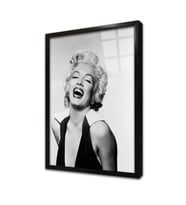 Marliyn Monroe Gülerken Çekilmiş Çerçeveli Cam Tablo