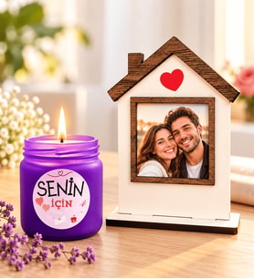 Kişiye Özel Fotoğraflı Ahşap Ev Çerçevesi ve El Yapımı Mor Kokulu Mum (ab1)
