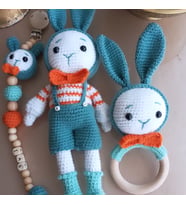 Amigurumi Tulumlu Tavşan Yenidoğan Set Uyku Arkadaşı  Cıngırak ve Emzik Zinciri