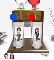 BK Gift Kişiye Özel Renkli Baskılı Erkek ve Kadın Karikatürlü İkili Vodka Bardağı ve Çift Musluklu Doğal Ahşap Vodka Standı-2 (Model 1)