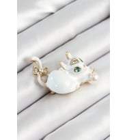 Zirkon Taşlı İnci Detaylı Beyaz 3D Kedi Figürlü Gold Renk Kadın Broş - TJ-BR440