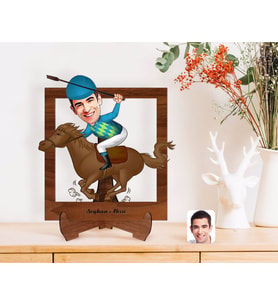 BK Gift Kişiye Özel Erkek Jokey Karikatürlü Ahşap Standlı 3D Biblo-1 (Beyaz)