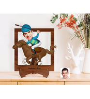 BK Gift Kişiye Özel Erkek Jokey Karikatürlü Ahşap Standlı 3D Biblo-1 (Beyaz)