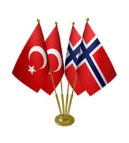 Masa Üstü Norveç Bayrağı Türk Bayrağı Dörtlü Pirinç Direk Masa Bayrak Seti