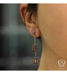 925 Ayar Rose Gümüş Yuvarlak ve Oval Siyah Taşlı Top Sallantılı Çivi Küpe