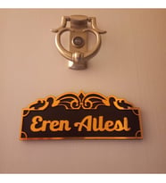 Kişiye Özel Motifli Gold Ahşap Kapı İsimliği