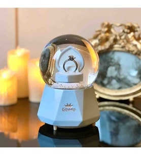 Müzikli Işıklı Kar Küresi Dekoratif Cam Küre Sevgiliye Romantik Hediye Yeni Yıl Doğum Günü Sürprizi Özel Tasarım Kaliteli Konsept Kar Tanecikli Tek Taş Yüzük Temalı Lüks Hediyelik Snow Globe