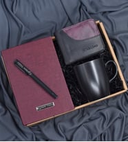 Kişiye Özel Bordo Renk Defter& Siyah Roller Kalem& Siyah Kupa& Bordo Renk Detaylı Erkek Cüzdanı Hediye Seti