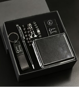 Özel Kutuda Kişiye Özel Siyah Touchpen& Siyah Anahtarlık& Siyah Zippo Çakmak& Siyah Deri Görünümlü Sigara Tabakası& Siyah Boncuklu Bileklik& Siyah Tespih Hediye Seti