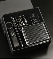 Özel Kutuda Kişiye Özel Siyah Touchpen& Siyah Anahtarlık& Siyah Zippo Çakmak& Siyah Deri Görünümlü Sigara Tabakası& Siyah Boncuklu Bileklik& Siyah Tespih Hediye Seti