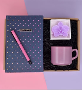 Kişiye Özel Kalp Desenli Defter& Pembe Roller Kalem& Lila Renkli Kupa& Orkide Çiçeği Model Mor Renkli Mum Hediye Seti