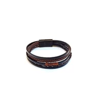 Shadow Weave – Siyah & Kahverengi Örgü Detaylı Hakiki Deri Erkek Bileklik-1448