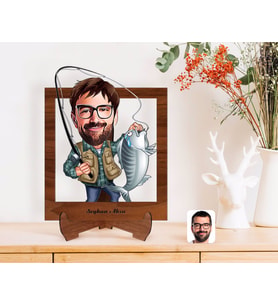 BK Gift Kişiye Özel Erkek Balıkçı Karikatürlü Ahşap Standlı 3D Biblo (Beyaz)