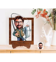 BK Gift Kişiye Özel Erkek Balıkçı Karikatürlü Ahşap Standlı 3D Biblo (Beyaz)