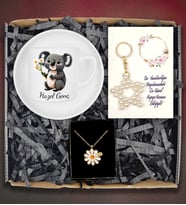 Kişiye Özel Papatya Kolye&Kişiye Özel Tasarımlı Koala Fincan&İnci Anahtarlık Hediye Seti