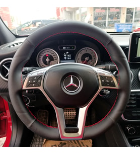 DİKİŞLİ DİREKSİYON KILIFI SİYAH DERİ NOKTALI DERİ KIRMIZI DİKİŞLİ MERCEDES A180 (FOTODAKİ) İÇİN