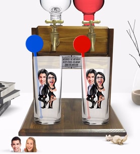 BK Gift Kişiye Özel Renkli Baskılı Sevgililer Karikatürlü İkili Vodka Bardağı ve Çift Musluklu Doğal Ahşap Vodka Standı-6 (Model 1)