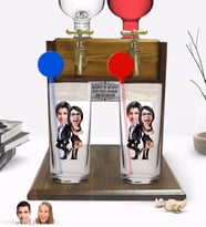 BK Gift Kişiye Özel Renkli Baskılı Sevgililer Karikatürlü İkili Vodka Bardağı ve Çift Musluklu Doğal Ahşap Vodka Standı-6 (Model 1)