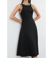Moda Stil Fitted Halter Yaka Midi Boy A-Kesim Taş Aksesuarlı Dokuma Elbise (Siyah)
