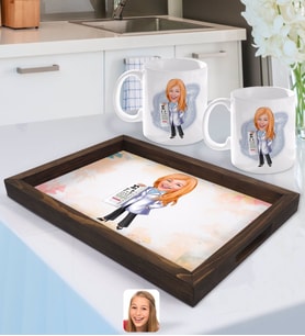 BK Gift Kişiye Özel Kadın Göz Doktoru Karikatürlü Doğal Ahşap Tepsi ve 2’li Kupa Bardak Seti-1