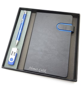 Signator® Codex  N294 Kişiye Özel Defterli Set - İsme Özel Mavi Kalem + İsme Özel Siyah Defter + İsme Özel 32 GB USB Bellek İsme Özel Kutusunda Hediyelik Set (Karışık)