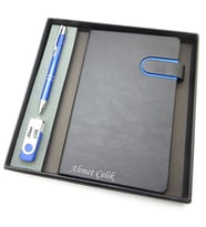 Signator® Codex  N294 Kişiye Özel Defterli Set - İsme Özel Mavi Kalem + İsme Özel Siyah Defter + İsme Özel 32 GB USB Bellek İsme Özel Kutusunda Hediyelik Set (Karışık)