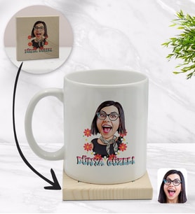 BK Gift Kişiye Özel Dünya Güzeli Karikatürlü Beyaz Kupa Bardak ve Ahşap Bardak Altlığı Hediye Seti - Model 1