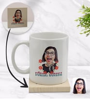 BK Gift Kişiye Özel Dünya Güzeli Karikatürlü Beyaz Kupa Bardak ve Ahşap Bardak Altlığı Hediye Seti - Model 1