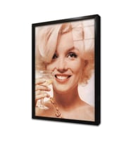 Marliyn Monroe Sarı Saçlarıyla Çerçeveli Cam Tablo