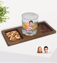 BK Gift Kişiye Özel Sevgililer Karikatürlü Viski Bardağı ve Doğal Masif Ahşap Dikdörtgen Sunum Tabağı Çerezlik Hediye Seti-86
