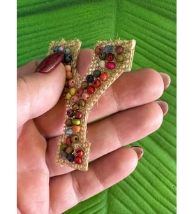 6X5 CM HASIR ÜTÜ İLE YAPIŞAN BONCUKLU Y HARFİ ARMA
