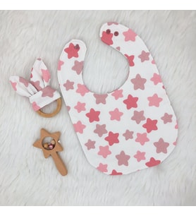 3lü Bebek Hediyelik Takımı (Sıvı Geçirmez Mama Önlüğü,Diş Kaşıyıcı, Çıngırak) Model 23