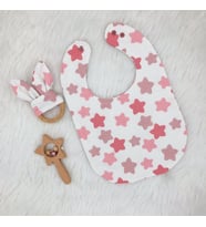 3lü Bebek Hediyelik Takımı (Sıvı Geçirmez Mama Önlüğü,Diş Kaşıyıcı, Çıngırak) Model 23