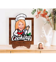 BK Gift Kişiye Özel Kadın Chef Karikatürlü Ahşap Standlı 3D Biblo-14 (Beyaz)
