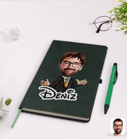 BK Gift Kişiye Özel Erkek Avukat Karikatürlü Yeşil Termo Deri Defter Kalem Seti Model 3