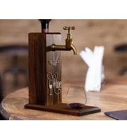 BK Gift Kişiye Özel Kabartma İsimli Musluklu Ceviz Ahşap Şarap Standı, Şarap Çeşmesi, Doğum Günü Hediyesi, Ev Hediyesi, İçecek Dispenseri (Model 1)