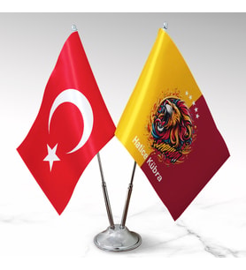 BBaskı  Kişiye Özel İsim Soyisim Yazılı Masaüstü Bayrak Seti (2’li)  Türk Bayrağı + Sarı-Kırmızı Aslan Taraftar Bayrağı  Parlak Saten Kumaş (Çift Kat)  Çift Taraf Baskı  Metal Direk & Taban  22,5x15 cm