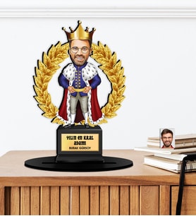 Kişiye Özel Karikatürlü Yılın Kral Adamı Ahşap Oscar - Masaüstü Biblo