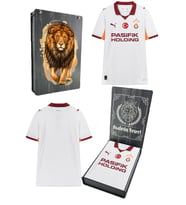 Galatasaray Orijinal 2025/26 Yeni Sezon Beyaz Forma Aslan Baskılı Hediyelik Ahşap Kutulu (Beyaz - Kırmızı)