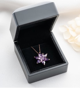 Saklı Takı 925 Ayar Gümüş Işıklı Kutuda Mor Renkli Lotus Kolye
