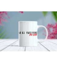 Var Ki Yaşıyoruz Bu Hayatı Yazılı İddialı Kupa Bardak (Beyaz)