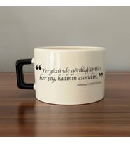 Yeryüzünde Gördüğümüz Her Şey, Kadının Eseridir Baskılı Siyah Kulplu C Fincan