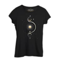 Güneş Yörünge Siyah Kadın Tshirt